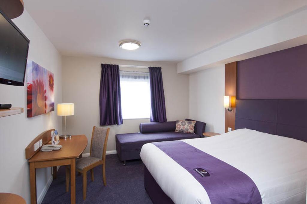 Premier Inn Cannock South Номер фото